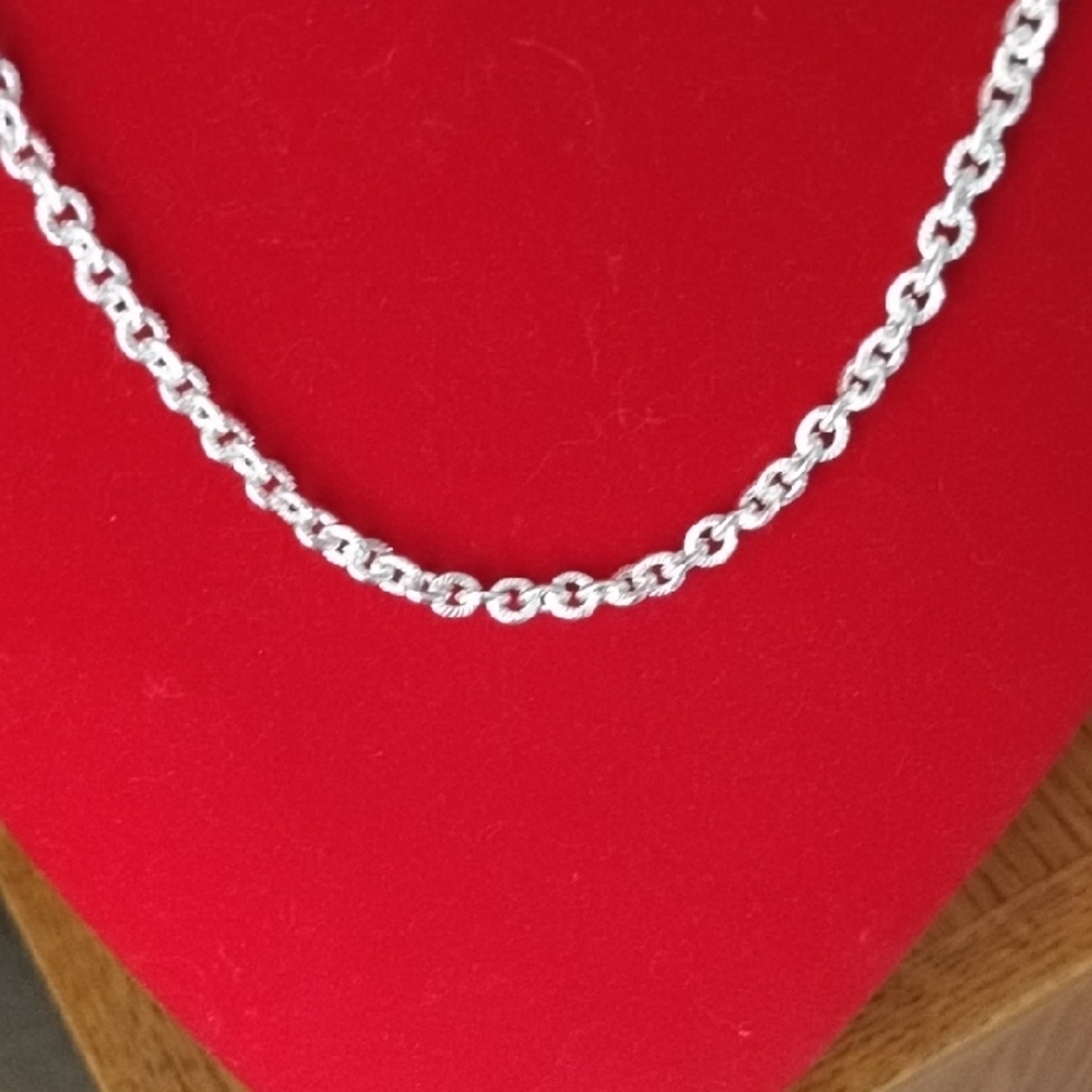 Hand Crafted Elegant Silver Chain Necklace - Picture 3 of 4